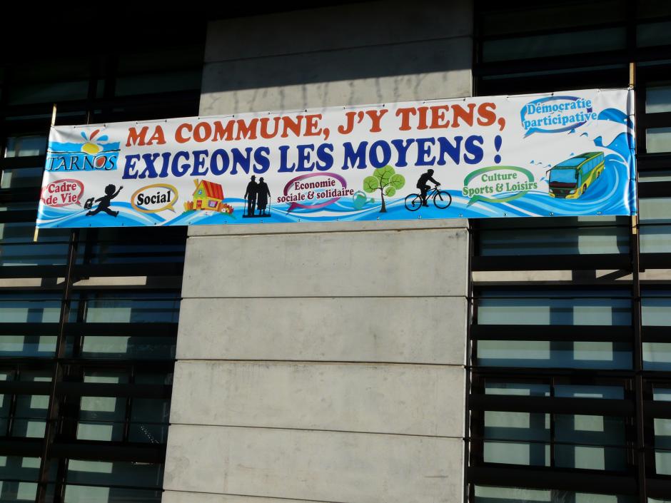 Tarnos : Une banderole sur l'Hôtel de Ville